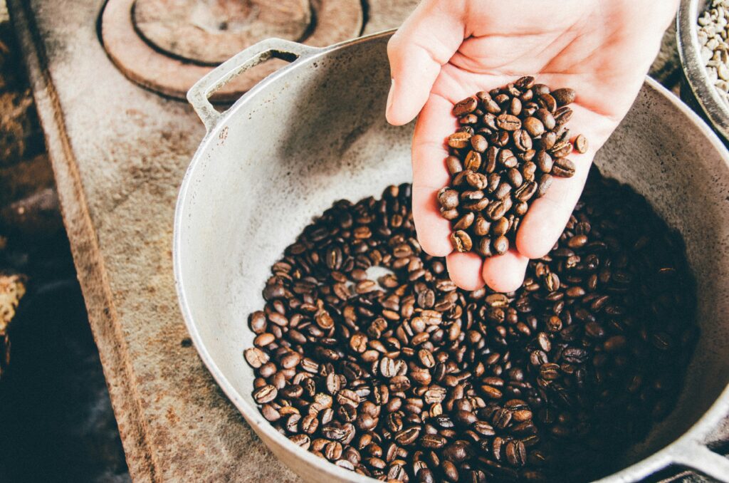 Opgør med afgifter på kaffe og chokolade: Nyt forslag kan gøre det lidt biligere at være dansker